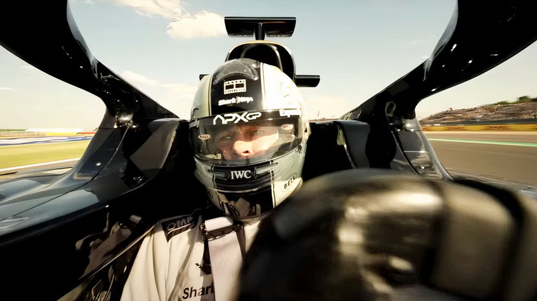 Sonny fait un virage serré en F1