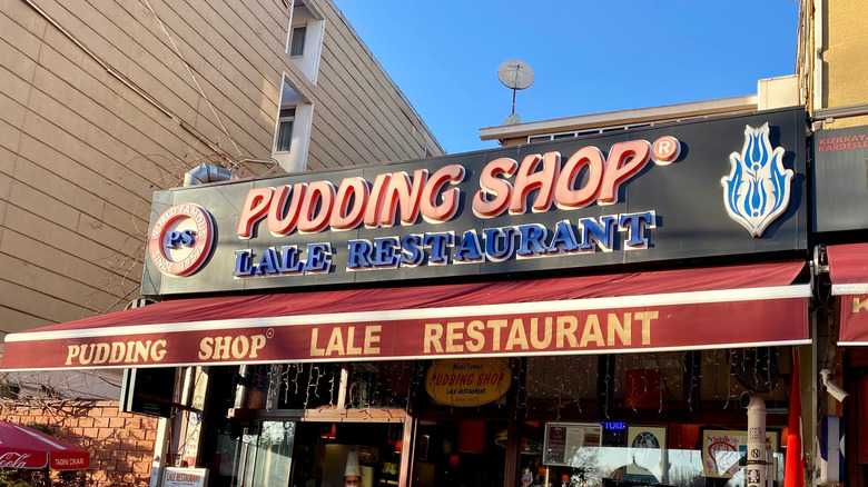 La façade du restaurant historique «The Pudding Shop» à Istanbul