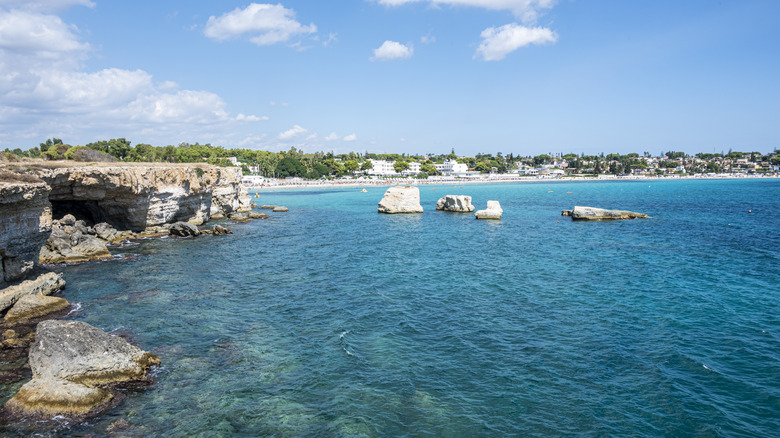 Falaises blanches et eau turquoise à Fontane Bianche Beach