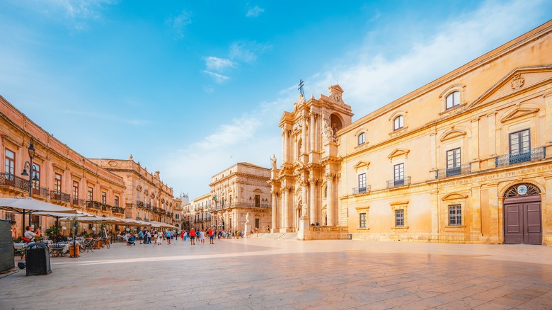 Cathédéraire doré et bâtiments sur la place principale de l'île d'Ortigia, Syracuse