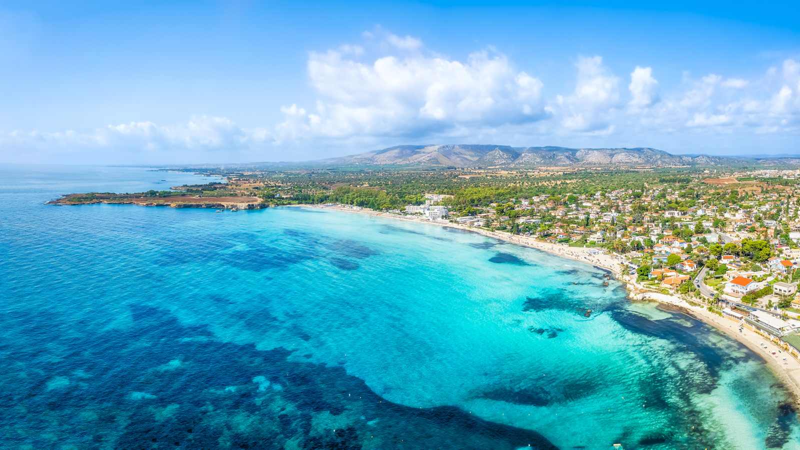 Un hameau parfait dans le sud de l'Italie possède des plages vierges et des vues côtières