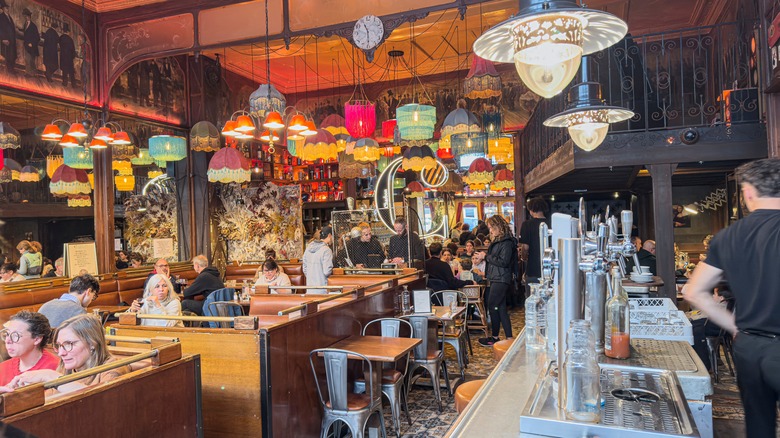 intérieur d'un café à Paris, comptoir en zinc et tables