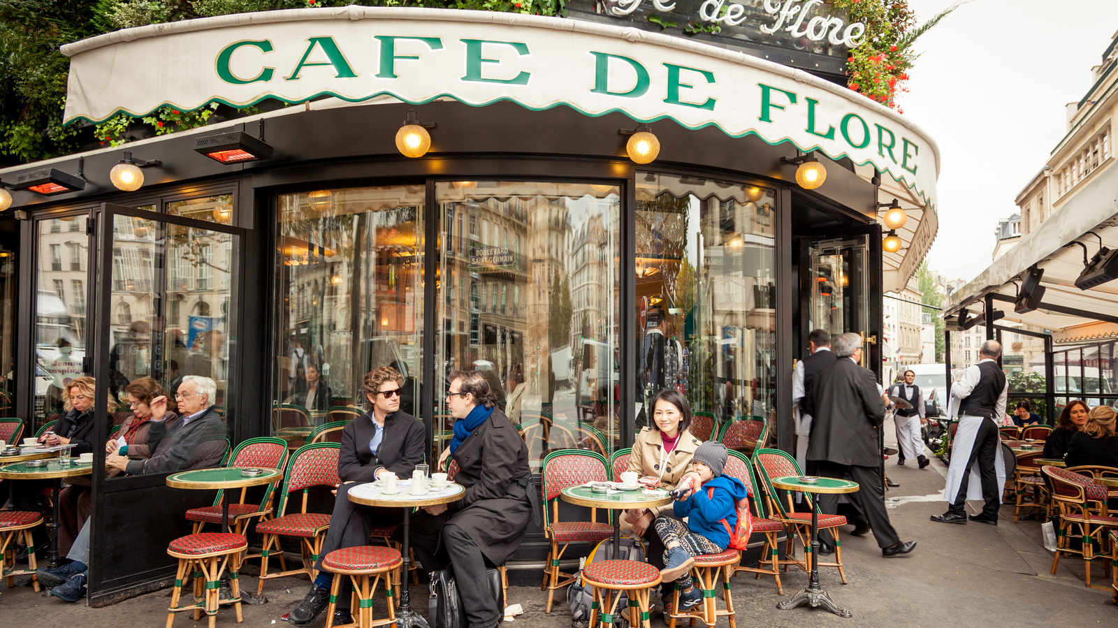 Règles d'étiquette tacite pour déplacer la journée dans un café français