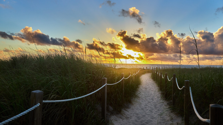 Sandy Pathway to Beach à Delray Beach, en Floride, au coucher du soleil