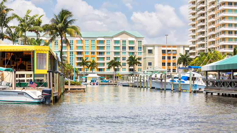 Restaurants et condos au bord de l'eau à Delray Beach, en Floride,