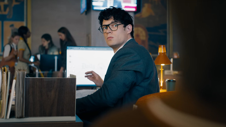Clark Kent, déguisé à son bureau du clairon quotidien avec des lunettes et un costume, regarde par-dessus son épaule à Superman