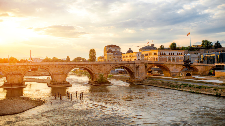 Bridge arqué de pierre au coucher du soleil