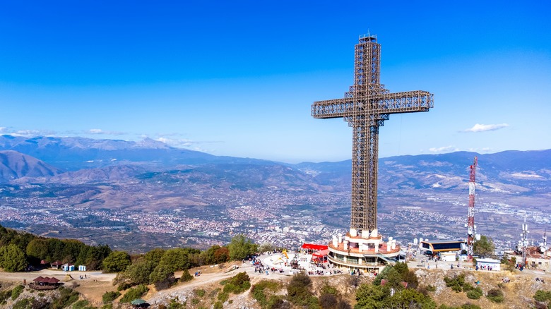 Grande croix sur la colline surplombant la ville