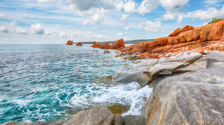 Une vue ariel sur les rochers rouges sur la plage