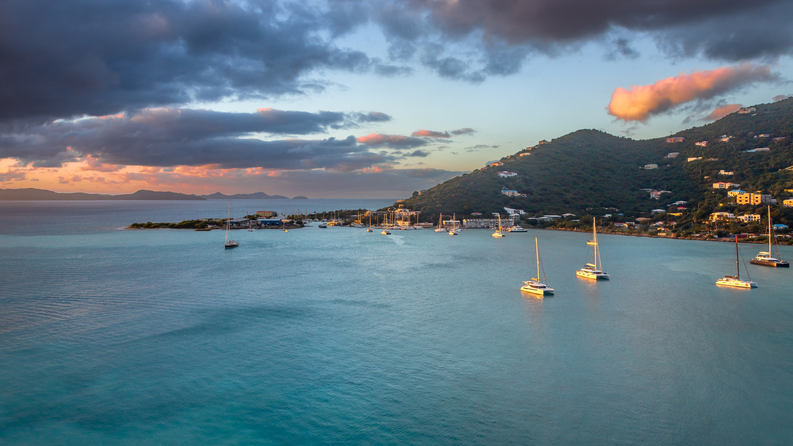 Cette destination à couper le souffle des Caraïbes est la plus grande des îles Vierges britanniques