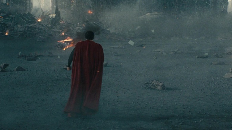 Le Superman d'Henry Cavill se prépare à prendre son vol au milieu des décombres dans l'homme de l'acier