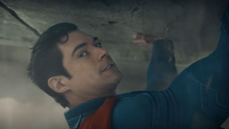 Le Superman de David Corenswet regarde à droite alors qu'il maintient une dalle de béton géante à Superman