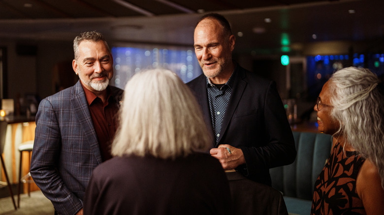 Deux hommes se disant au revoir à deux femmes.