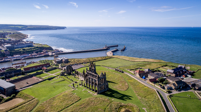 Vue aérienne de l'abbaye de Whitby sur les falaises surplombant la ville