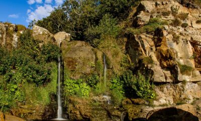 Évitez les touristes dans l'une des plages secrètes les plus gardées du Royaume-Uni avec des vues luxuriantes magiques