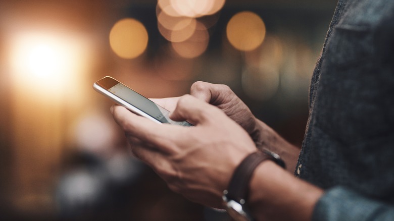 Personne tapant sur le smartphone