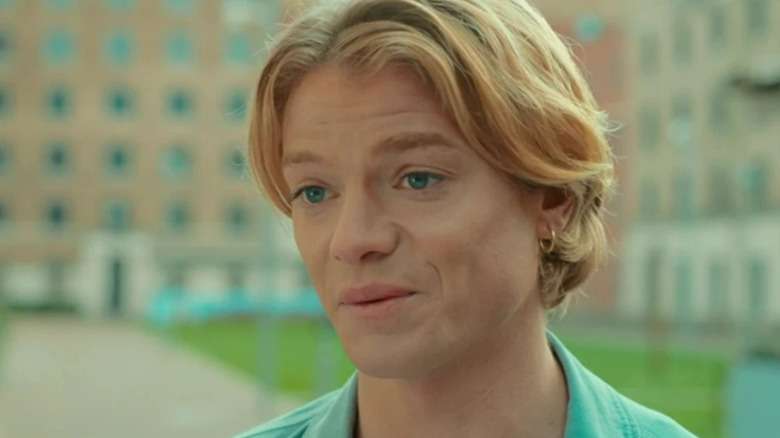 Tom Rhys Harries en tant que Ricky Septembre qui semble réfléchi sur Doctor Who