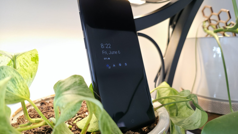 Samsung Galaxy S9 + montrant une horloge et des prévisions météorologiques