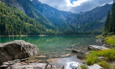L'un des plus beaux sentiers familiaux du parc national des glaciers possède un lac cristallin