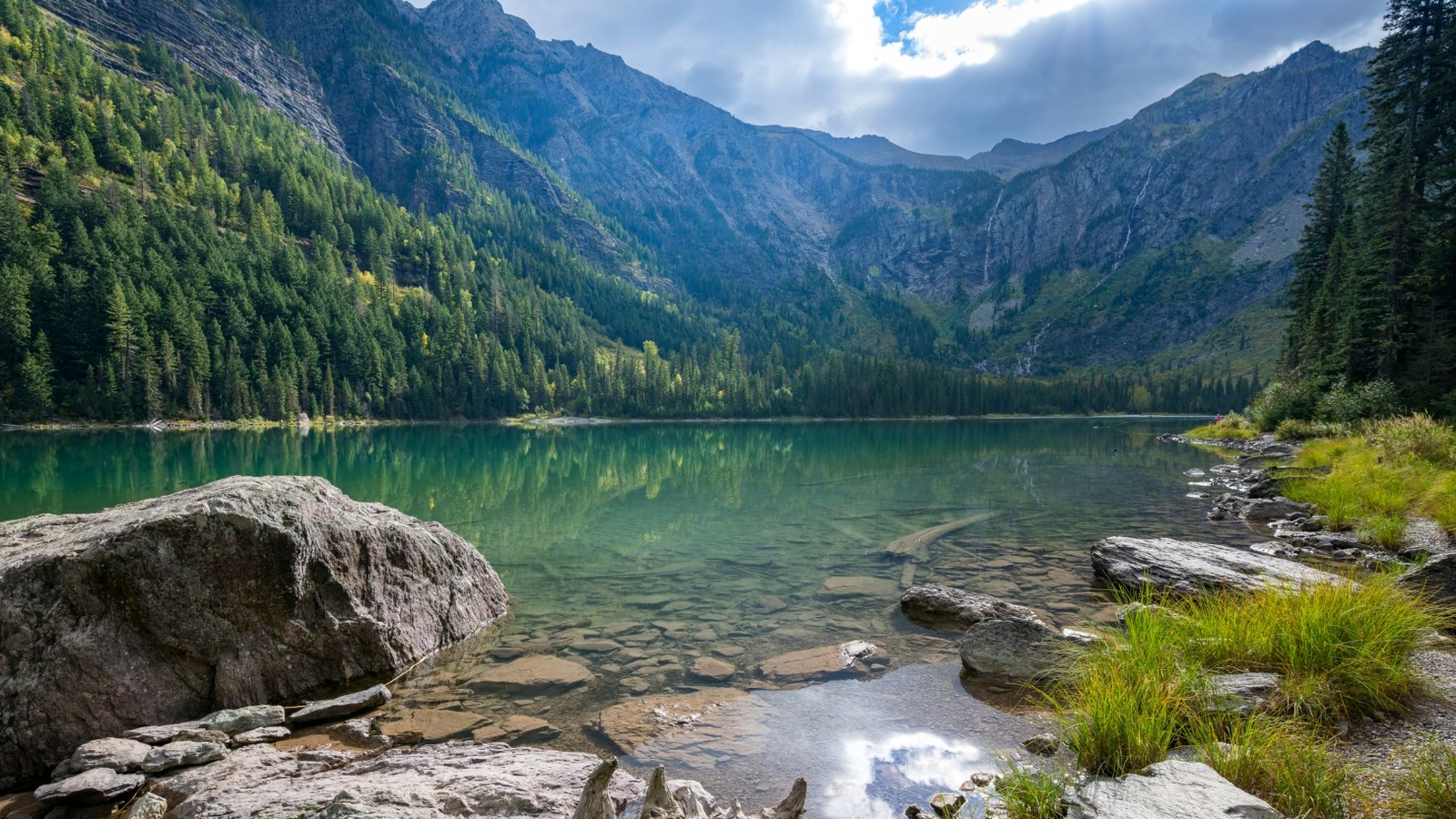 L'un des plus beaux sentiers familiaux du parc national des glaciers possède un lac cristallin