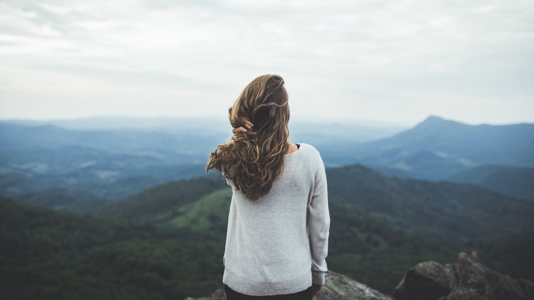 Femme Hiker regardant les montagnes