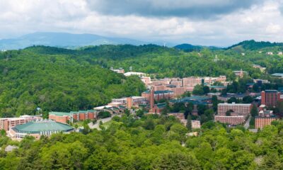 La ville collégiale de Caroline du Nord par les Blue Ridge Mountains mélange la cabine Reste avec un centre-ville animé