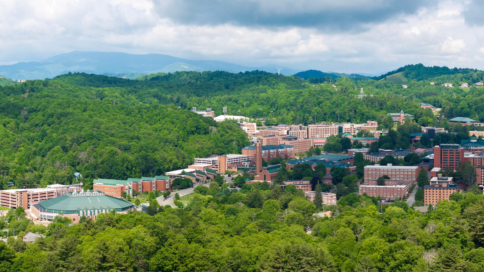 La ville collégiale de Caroline du Nord par les Blue Ridge Mountains mélange la cabine Reste avec un centre-ville animé