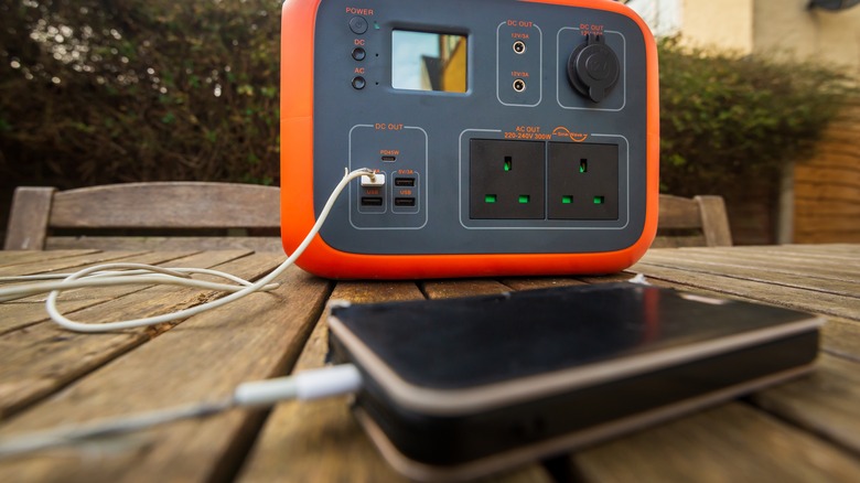 Charge de téléphone avec un générateur portable