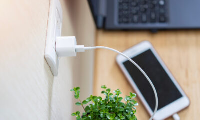 Les chargeurs de téléphone sont-ils AC ou DC? (Et pourquoi est-ce important?)