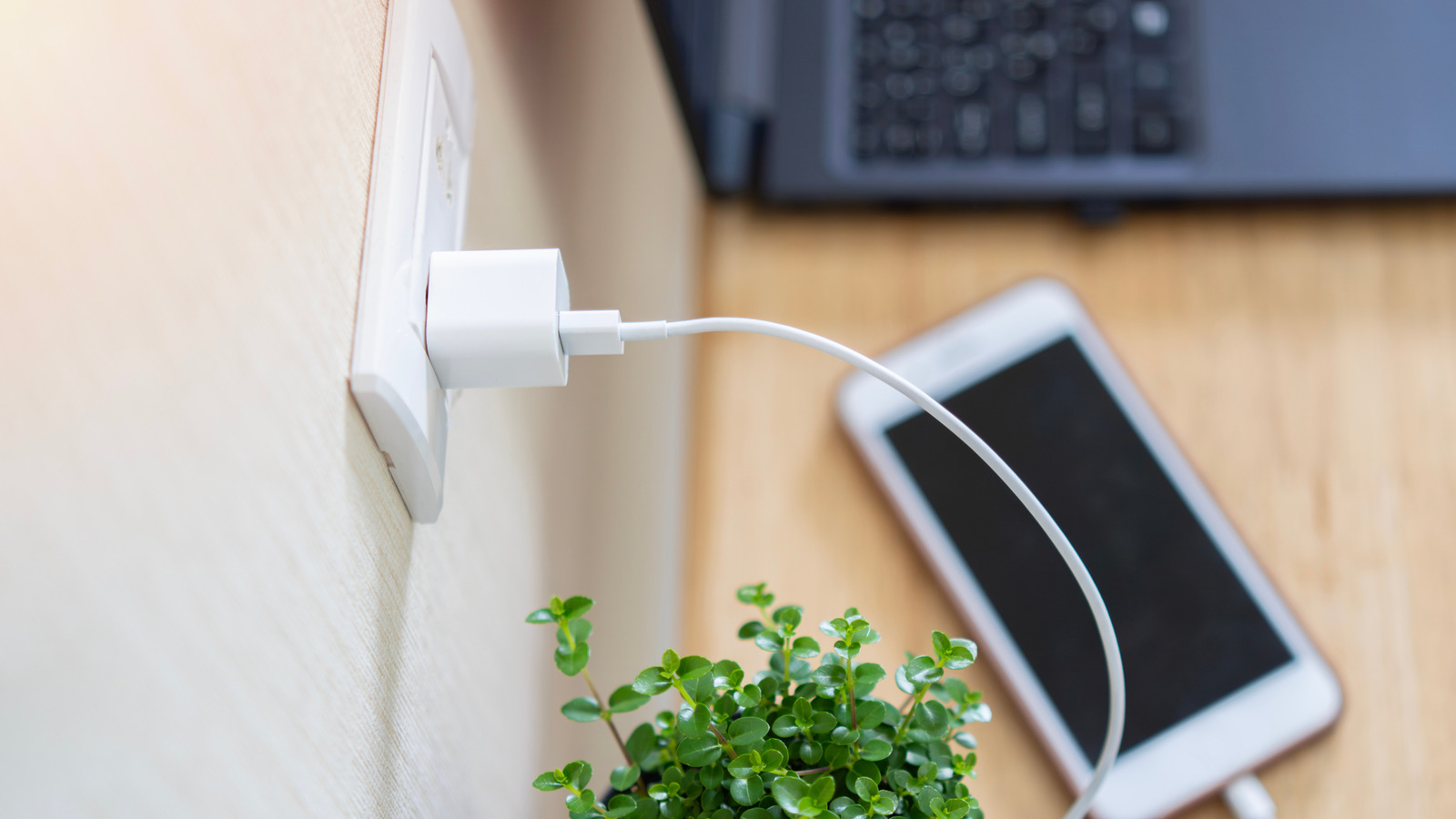 Les chargeurs de téléphone sont-ils AC ou DC? (Et pourquoi est-ce important?)