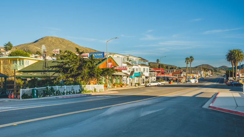 La rue principale bordé de magasins et de restaurants à Cayucos, San Luis Obispo County, Californie