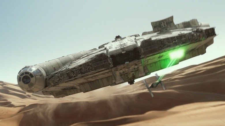 Le Millennium Falcon s'échappant des tie-combaturs sur Jakku dans Star Wars: The Force Awakens