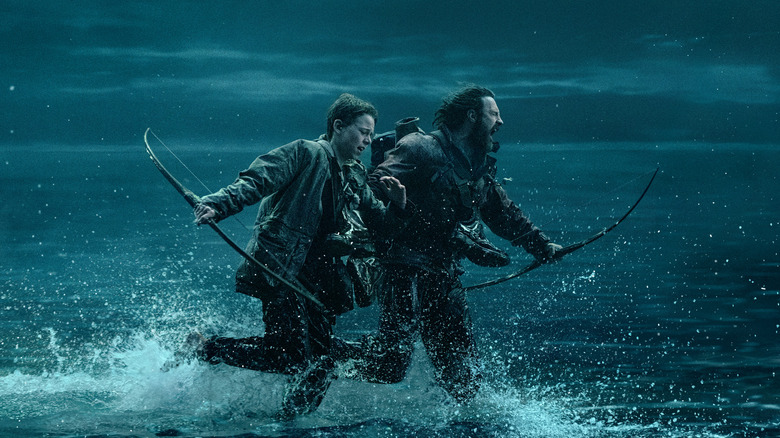 Spike et Jamie traversent la chaussée dans 28 ans plus tard