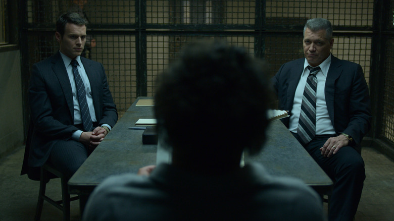 Jonathan Groff en tant que Holden Ford et Holt McCallany en tant que Bill Tench se sont assis dans une salle d'interrogatoire à Mindhunter