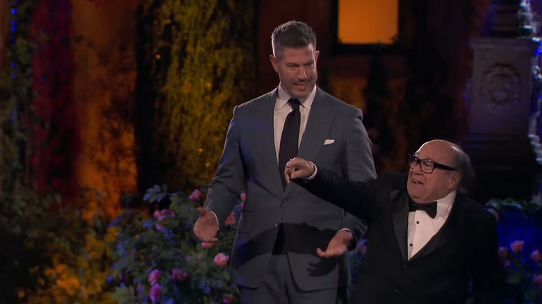 Jesse Palmer et Danny DeVito en tant que Frank Reynolds dans The Golden Bachelor sur It's Always Sunny à Philadelphie
