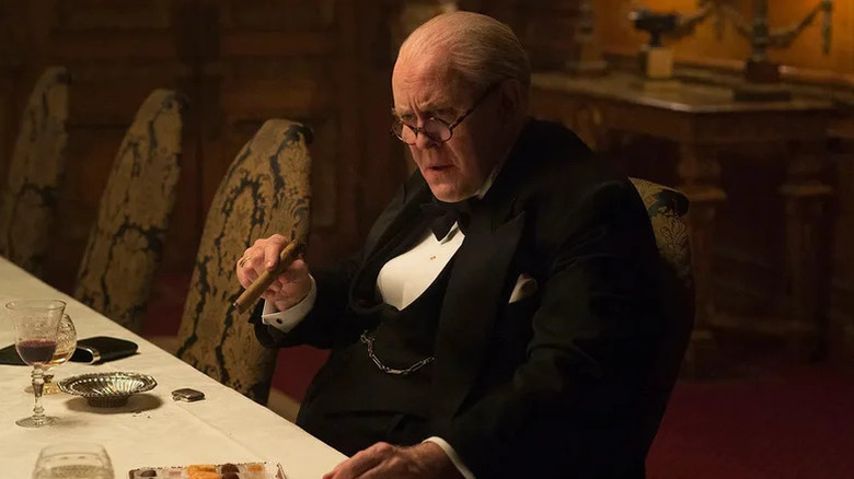 Winston Churchill de John Lithgow fumer un cigare sur la couronne