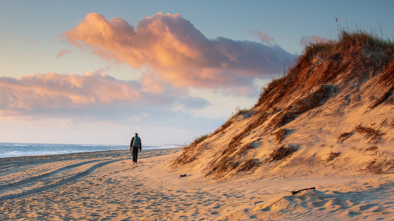 Une silhouette descend sur une plage à Salvo, en Caroline du Nord,