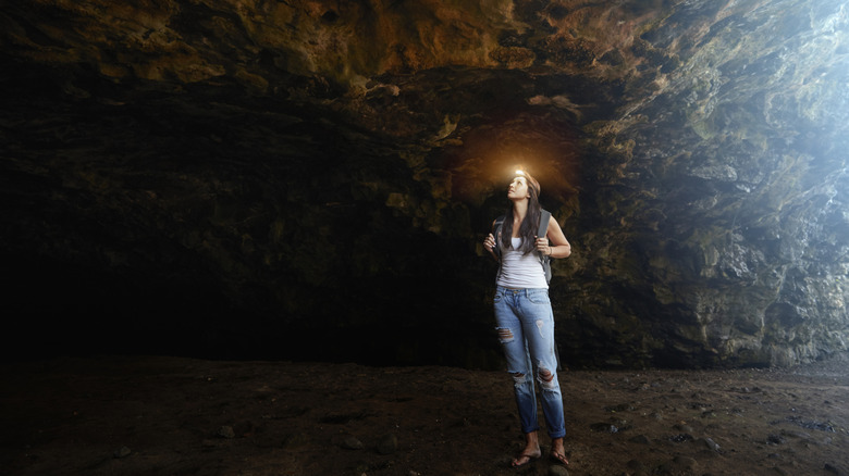 Une femme dans une grotte qui regarde