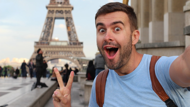 Un homme fait un geste avec enthousiasme