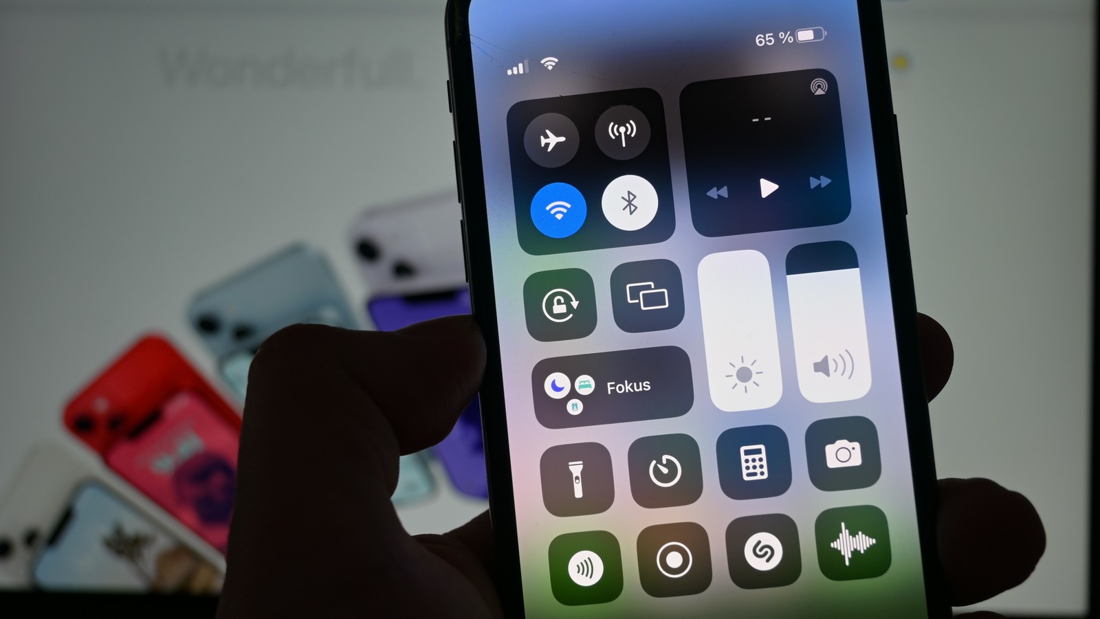 Quelle est la différence entre le changement de nuit et le mode sombre sur l'iPhone?