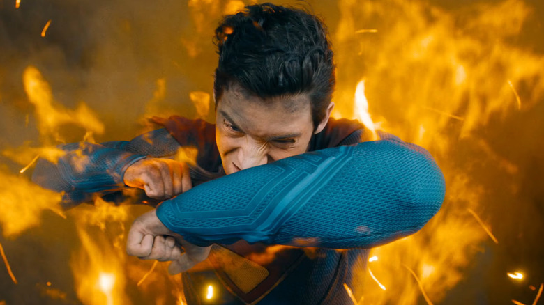 David Corenswet en tant que Superman éclatant de flammes dans Superman (2025)