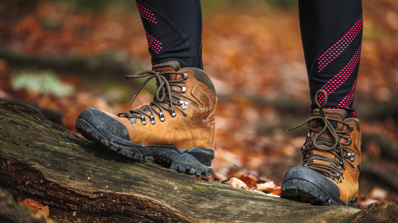jambes de randonneur portant des bottes