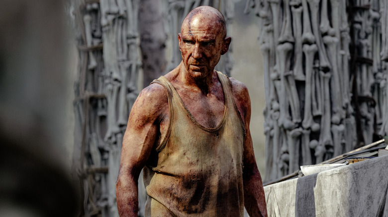 Dr Ian Kelson entouré d'os