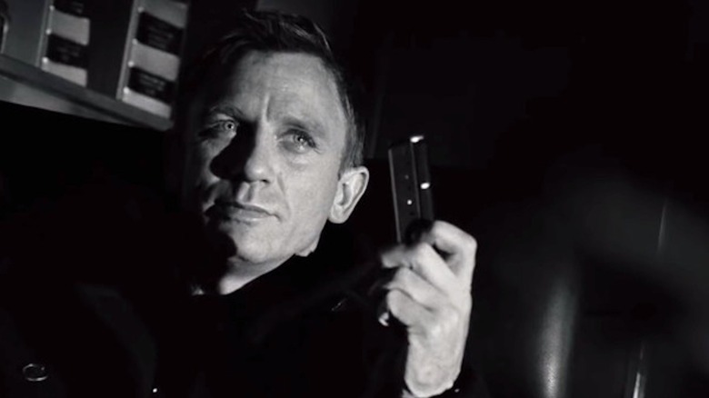 Daniel Craig regarde carrément Dangeorus en noir et blanc comme James Bond dans Casino Royale