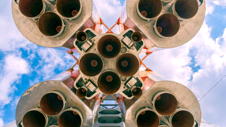 Une vue ascendante des buses sur un moteur à fusée