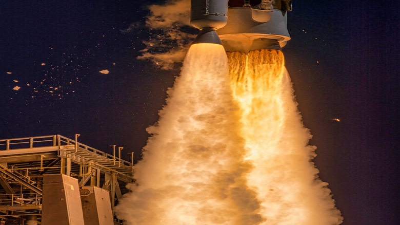 Moteur de fusée se rapproche lors d'un lancement ardent