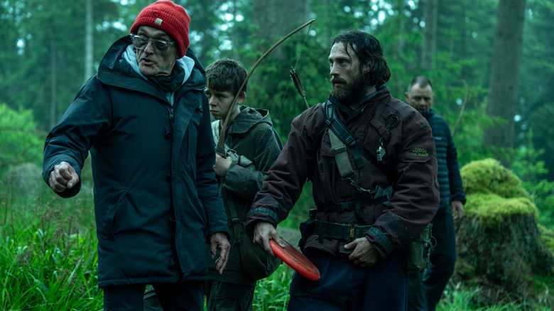 Danny Boyle dirigeant les acteurs Aaron Taylor-Johnson et Alfie Williams sur le tournage de 28 ans plus tard