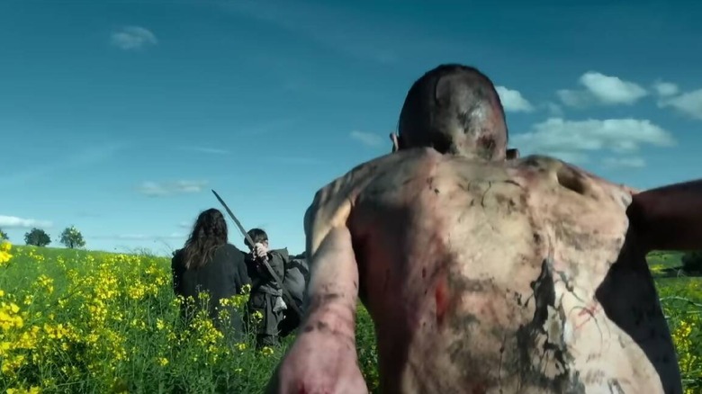 Un infecté (qui n'est pas Jim) chasse Isla et Spike dans 28 ans plus tard