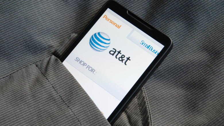 Téléphone intelligent avec une page Web AT&T ouverte