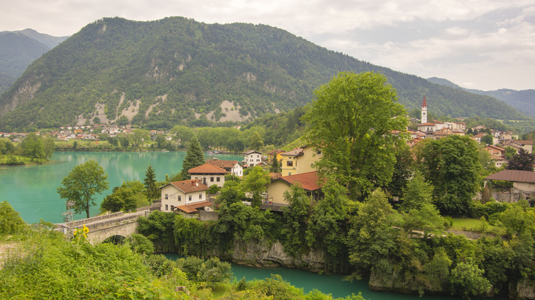 Une vue pittoresque d'un village entouré de montagnes et d'un lac turquoise